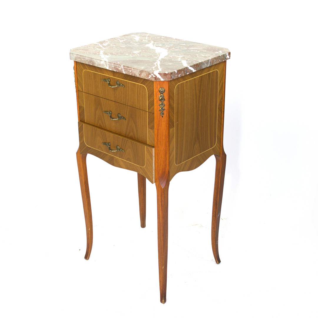 BYRÅ, liten modell, rokokostil, marmorskiva, intarsia, bronserade mässingsbeslag och dekoration, 1900-tal.