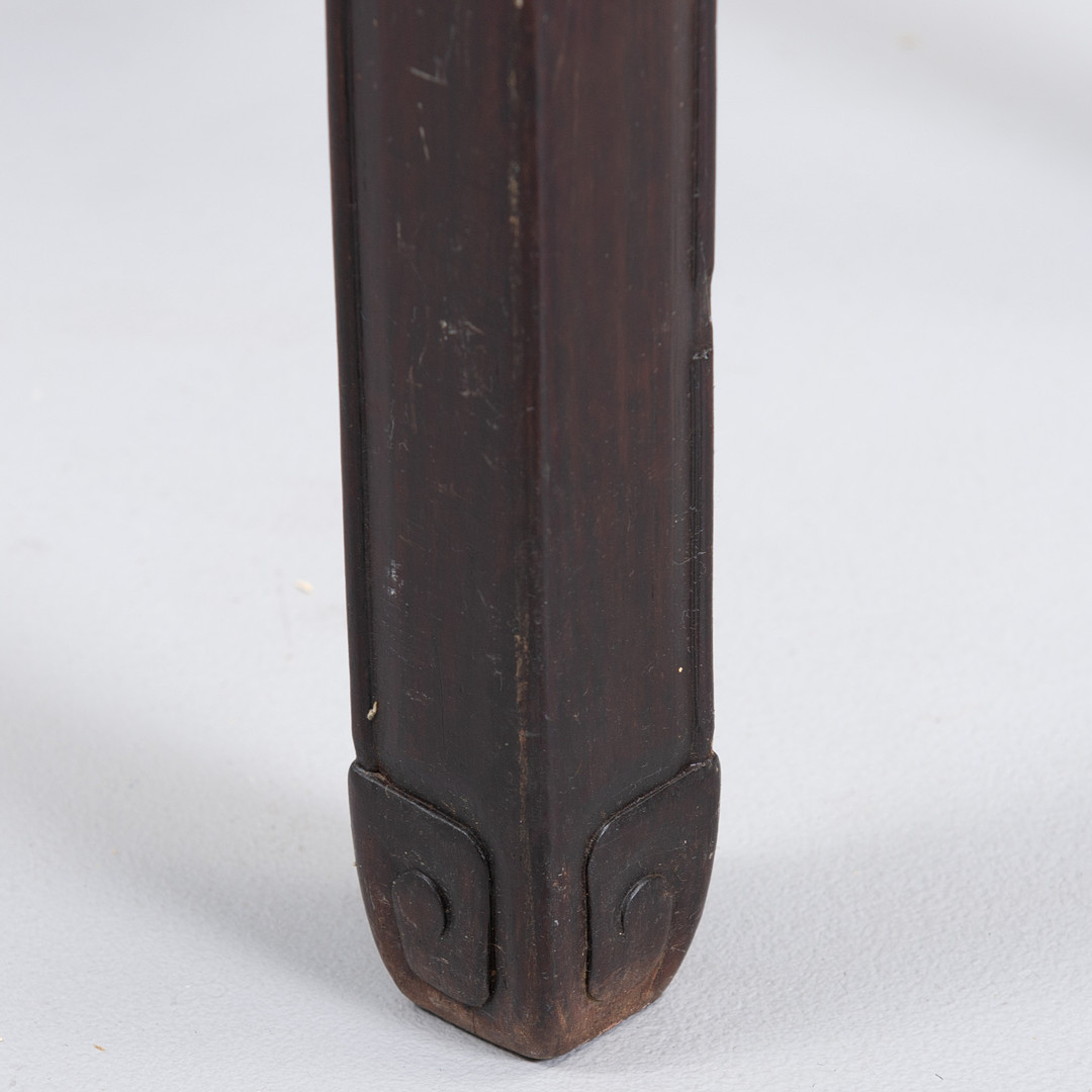 Kinesisk bord med hylde i rødt sandeltræ. Kina, 1900-tallet.