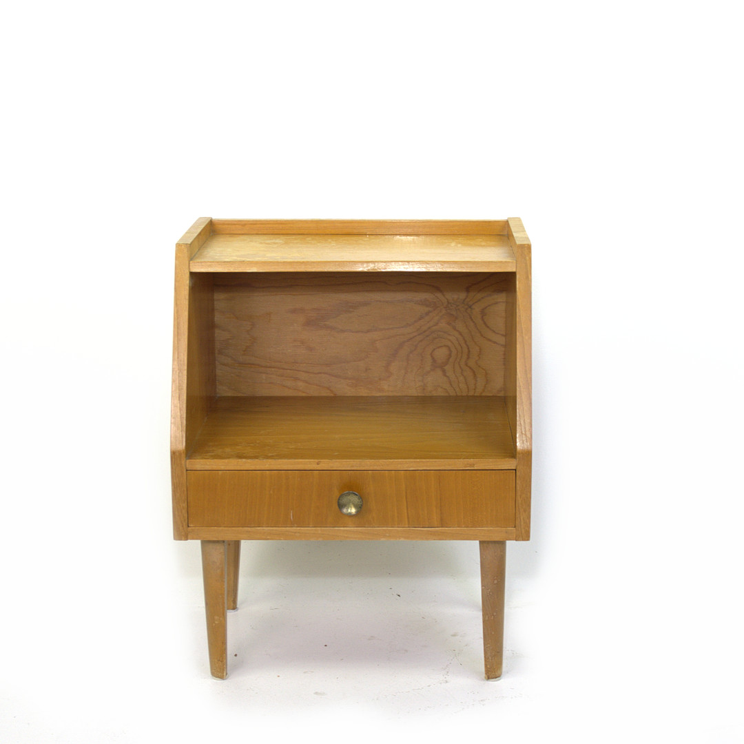 SÄNGBORD, lackat lövträ, 1960-tal.