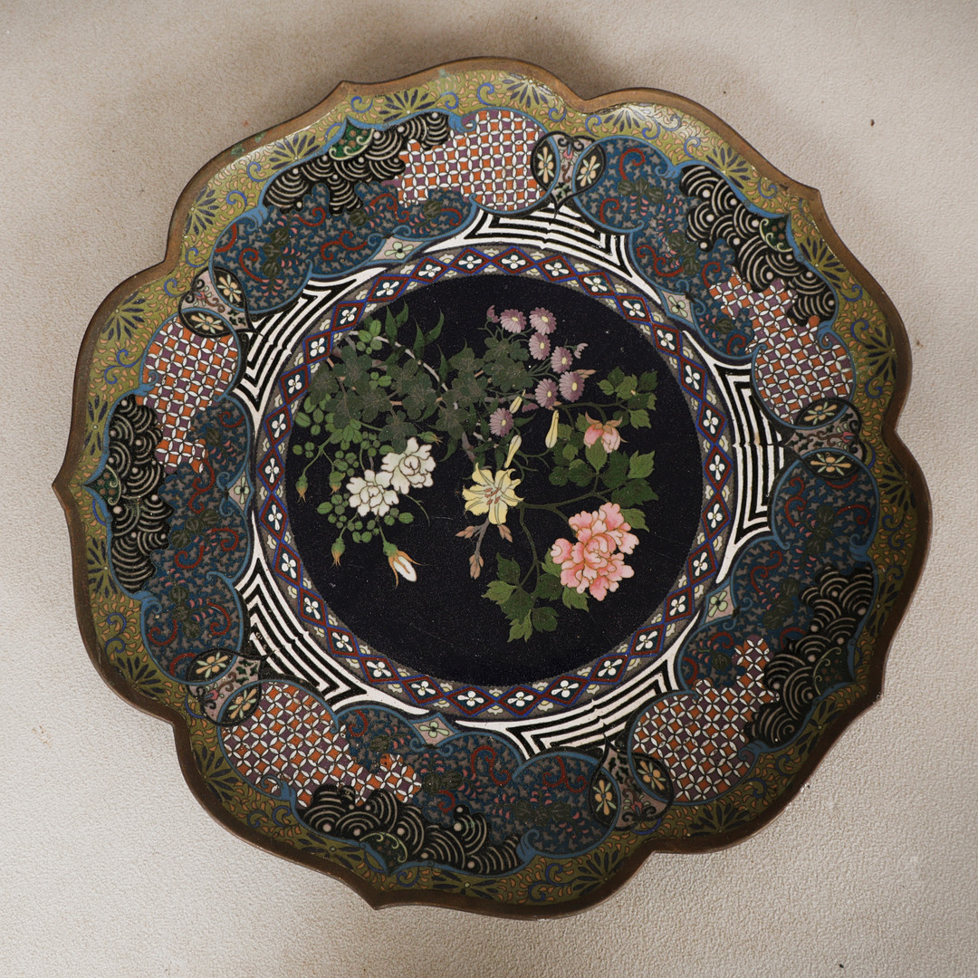 A JAPANESE CLOISONNE ENAMEL PLATE, MEIJI PERIOD.