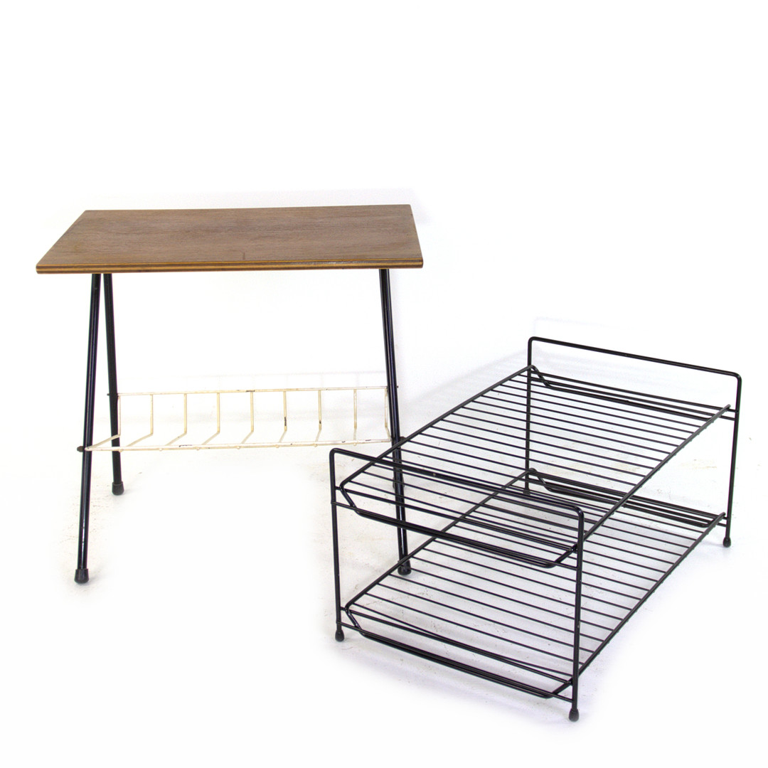 TIDNINGSHYLLA och HYLLA, 2 delar, stringmodell, teak, stål, 1960-tal.