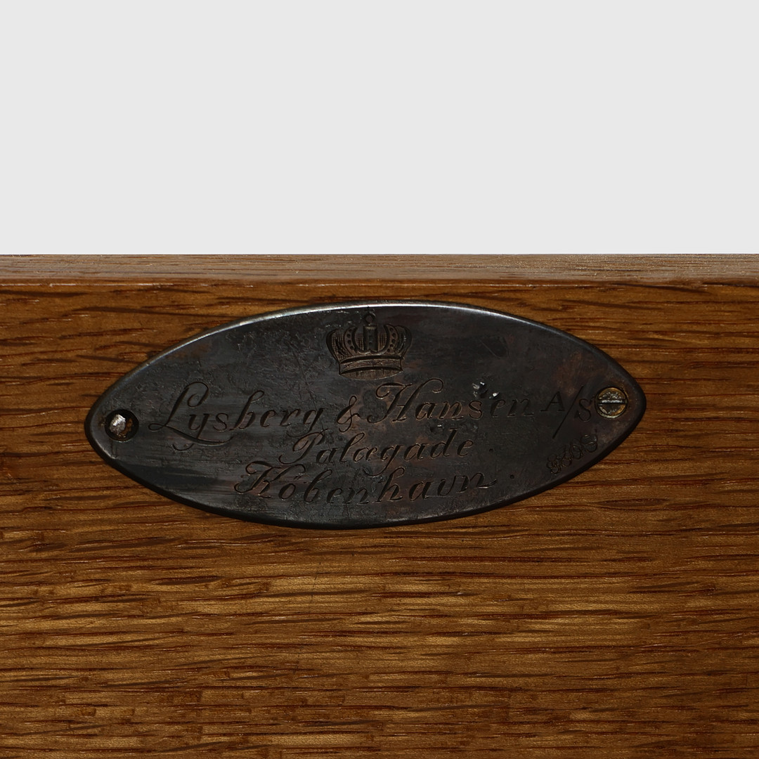 LYSBERG & HANSEN A/S. Skønvirke Tallboy / Chiffoniere af mahogni, 1920'erne.