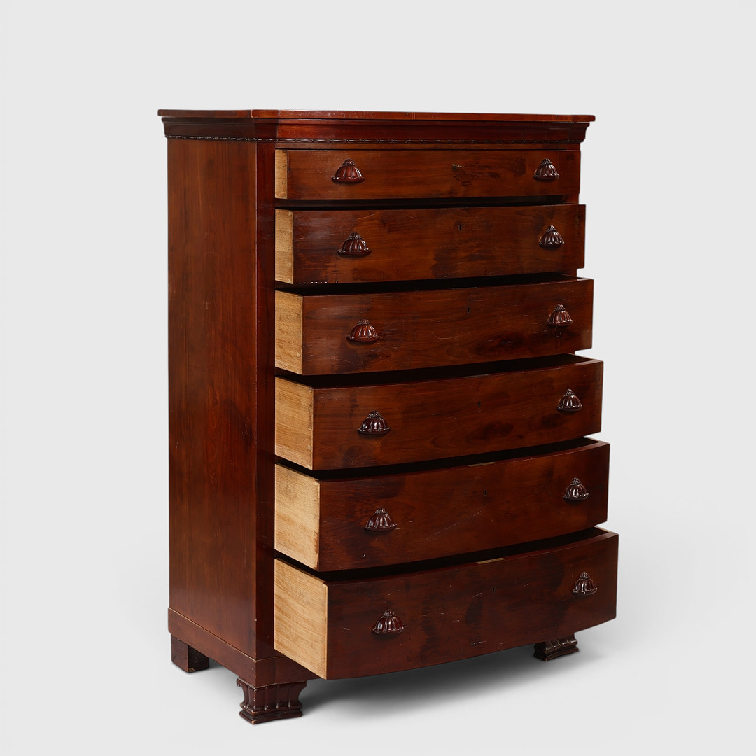 LYSBERG & HANSEN A/S. Skønvirke Tallboy / Chiffoniere af mahogni, 1920'erne.