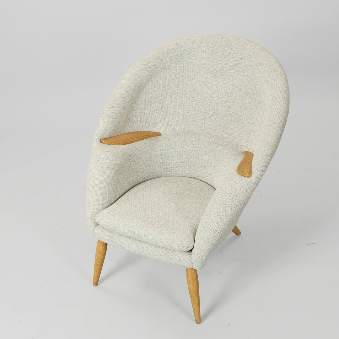 ARNOLD MADSEN (1907-1989). 'Oda' lænestol fremstillet i massivt egetræ og gråt Hallingdal 65 tekstil fra Kvadrat, Audo Copenhagen, Danmark, formgivet i 1956.