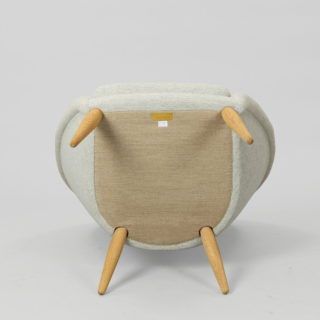 ARNOLD MADSEN (1907-1989). 'Oda' lænestol fremstillet i massivt egetræ og gråt Hallingdal 65 tekstil fra Kvadrat, Audo Copenhagen, Danmark, formgivet i 1956.