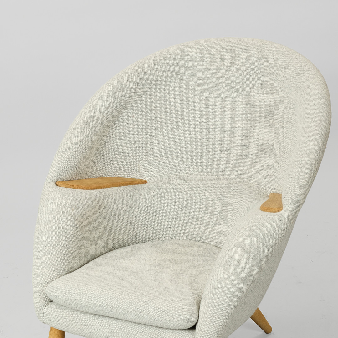 ARNOLD MADSEN (1907-1989). 'Oda' lænestol fremstillet i massivt egetræ og gråt Hallingdal 65 tekstil fra Kvadrat, Audo Copenhagen, Danmark, formgivet i 1956.