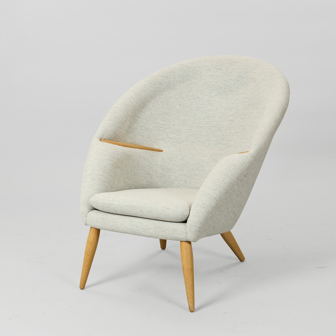ARNOLD MADSEN (1907-1989). 'Oda' lænestol fremstillet i massivt egetræ og gråt Hallingdal 65 tekstil fra Kvadrat, Audo Copenhagen, Danmark, formgivet i 1956.