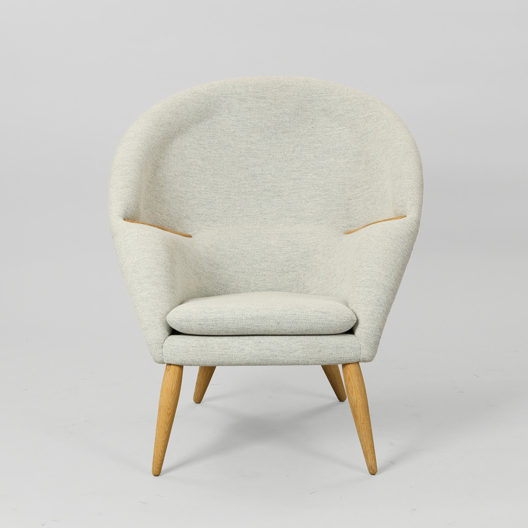 ARNOLD MADSEN (1907-1989). 'Oda' lænestol fremstillet i massivt egetræ og gråt Hallingdal 65 tekstil fra Kvadrat, Audo Copenhagen, Danmark, formgivet i 1956.