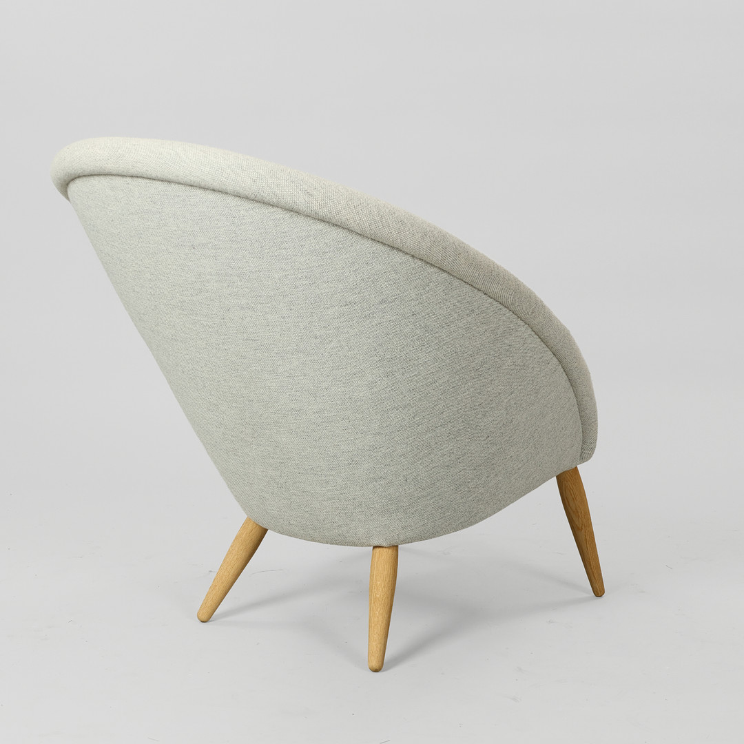 ARNOLD MADSEN (1907-1989). 'Oda' lænestol fremstillet i massivt egetræ og gråt Hallingdal 65 tekstil fra Kvadrat, Audo Copenhagen, Danmark, formgivet i 1956.