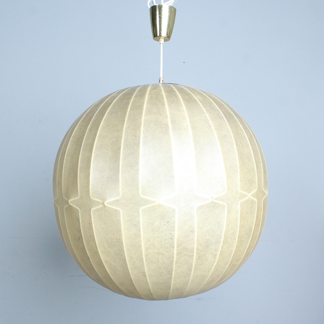 GOLDKANT. ZUGESCHRIEBEN. Mid Century Cocoon Wandlampe/Deckenlampe von GoldKant Leuchten, Deutschland, 1970er Jahre.