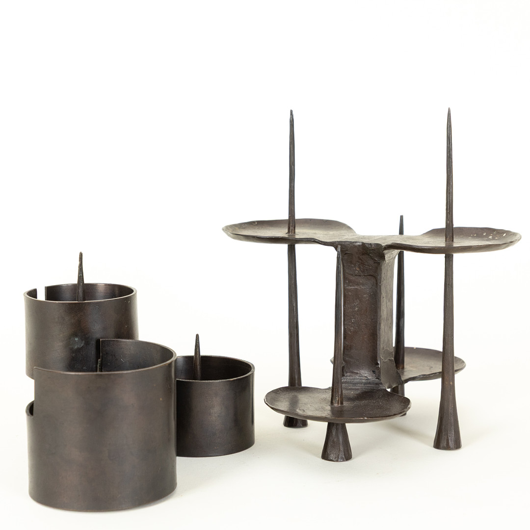 Kunstschmiede Bergmeister, zwei Kerzenleuchter aus Bronze, Ende 20. Jh. (2).