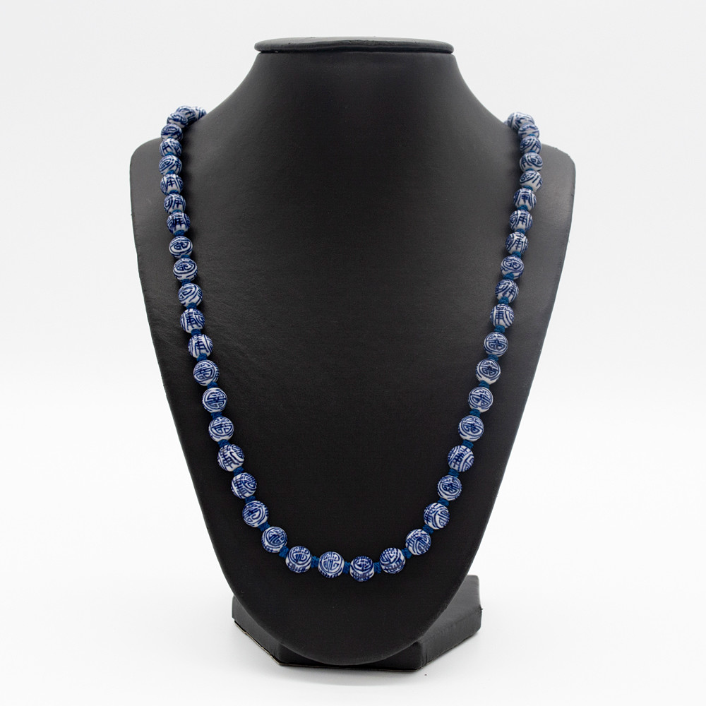 VINTAGE COLLIER AUS BLAU-WEISSEN PORZELLANPERLEN, HANDBEMALT, EINZELN GEKNÜPFT.