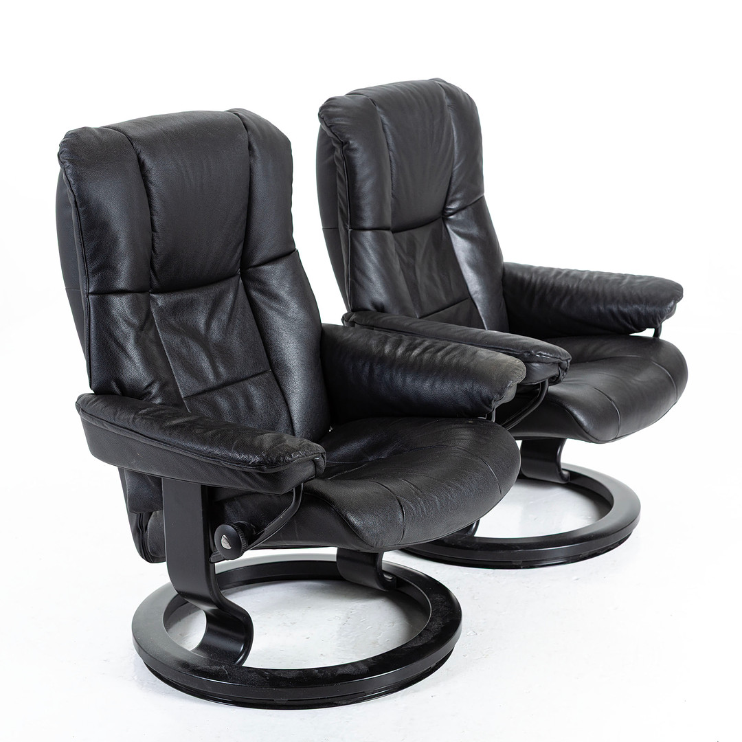 FÅTÖLJER, 1 par, stressless, skinn, med ställbar rygg samt fotpall.