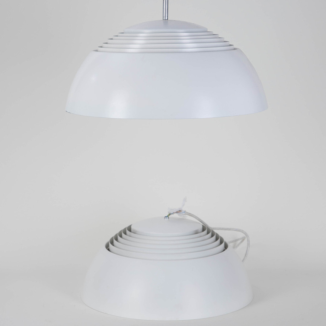 ARNE JACOBSEN. Louis Poulsen. Pendelleuchten Modell 'AJ Royal' (2).