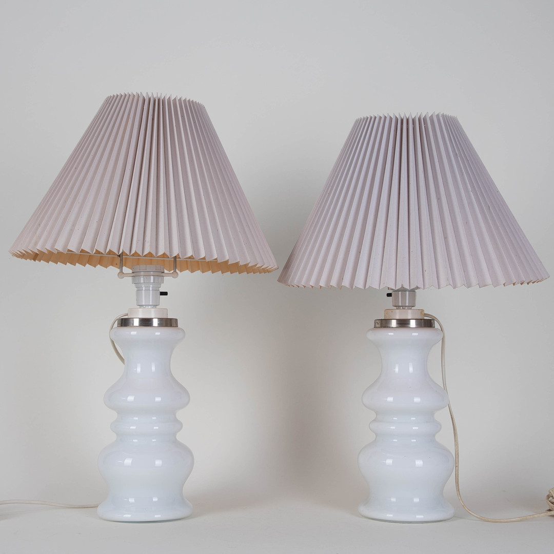 HOLMEGAARD. Paar Glas Tischlampen, Opalglas in weiß, 1970er Jahre (2).
