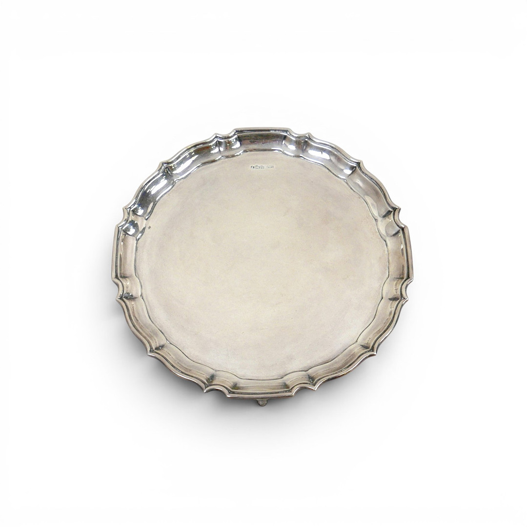 A GEORGE V SILVER CARD TRAY.