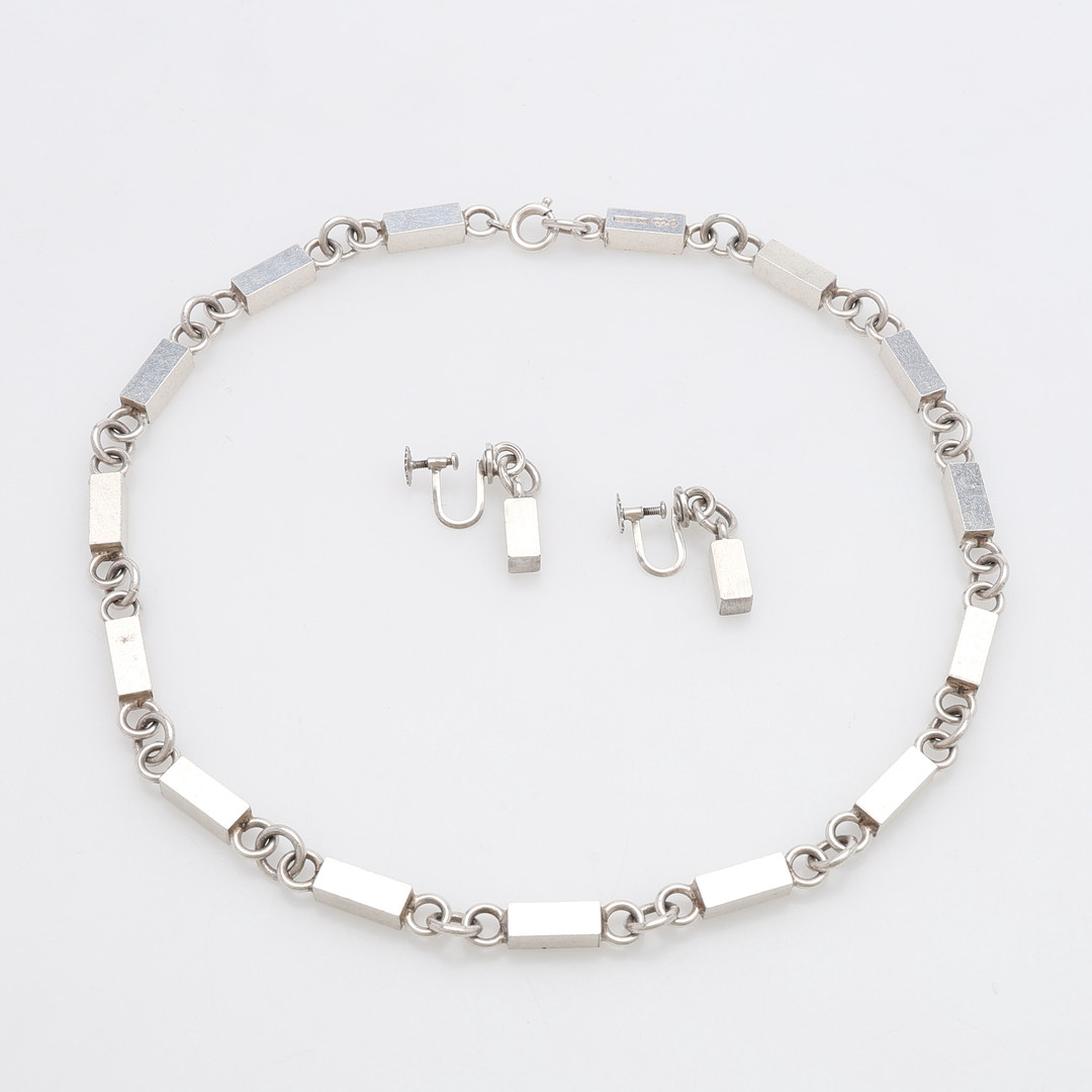 COLLIER & ETT PAR ÖRHÄNGEN, SILVER RING- & STAVLÄNK, 1900-TALETS ANDRA HÄLFT.