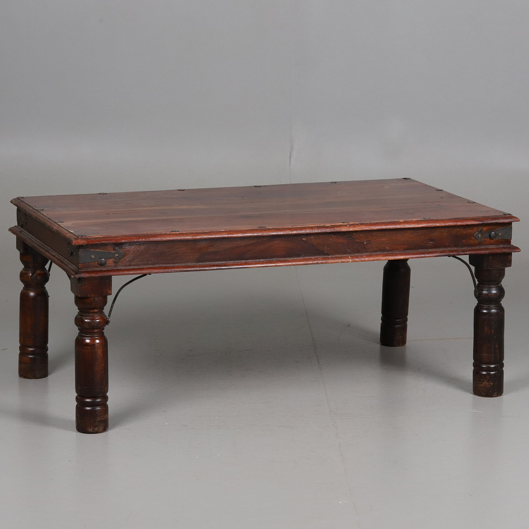 SOFFBORD. Solid ek med smidesdetaljer, 1900-talets slut.