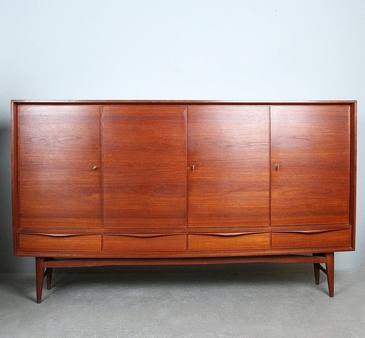 Mid-Century Highboard aus Teak, Wappenmöbel, 1970er Jahre.
