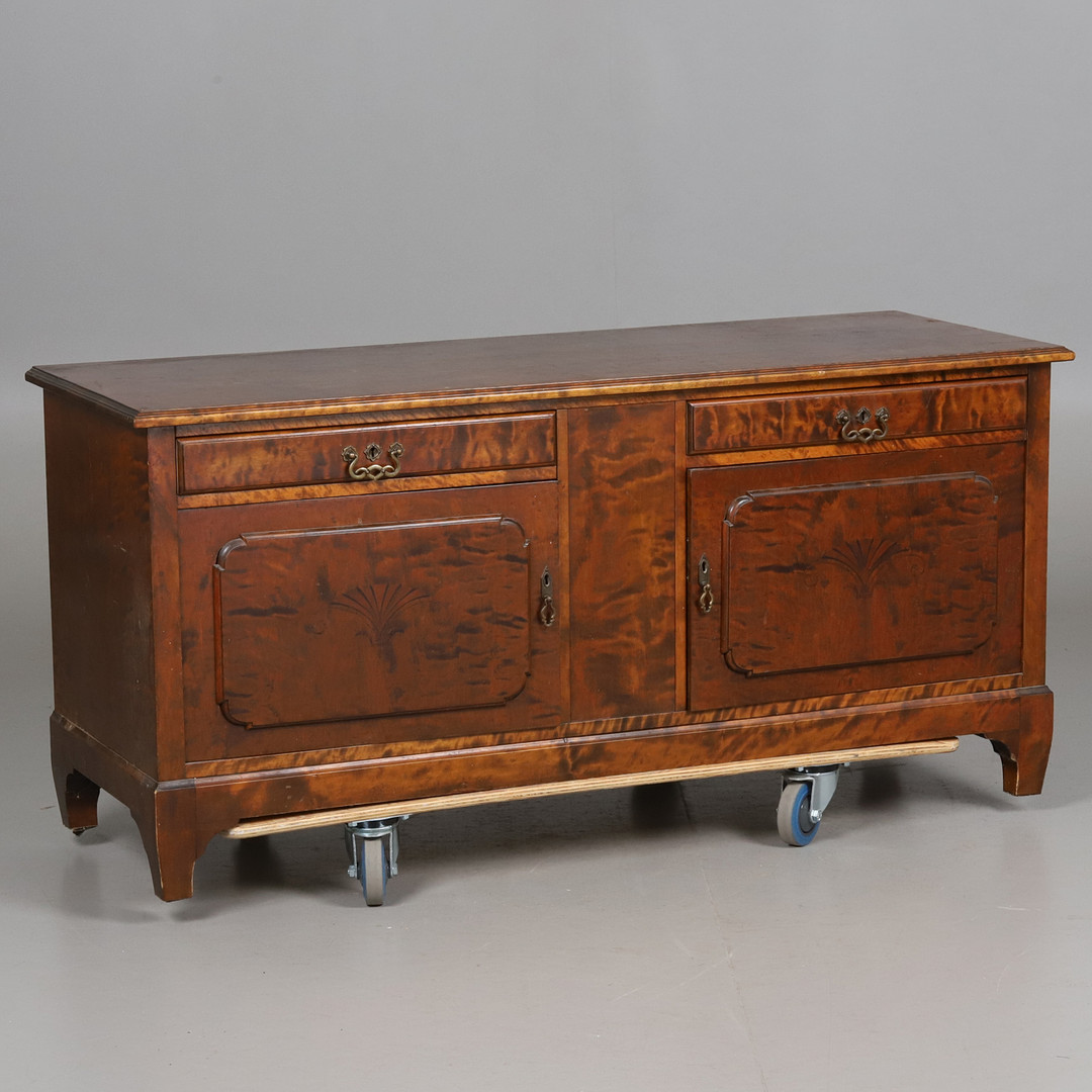 SIDEBOARD. Betsad björk med intarsiadekor, 1940-tal.