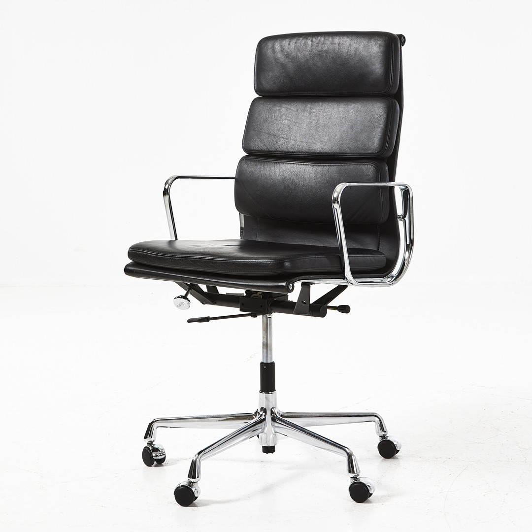 CHARLES EAMES. Skrivbordsstol, "Soft Pad EA 219", Vitra, karmar och fot i aluminium, klädd i svart läder, monterad på hjul.