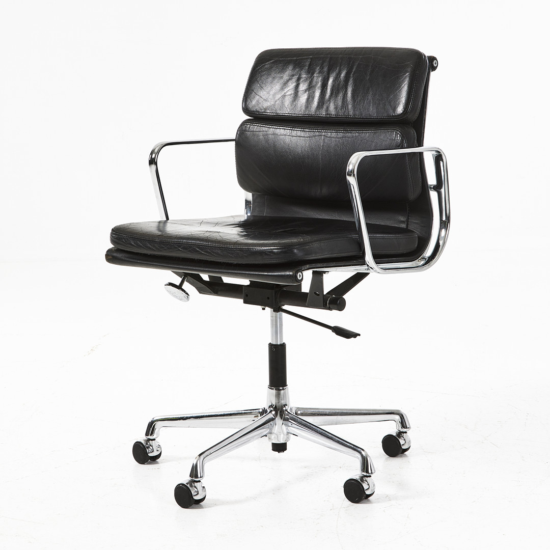CHARLES & RAY EAMES. Skrivbordsstol, "Soft Pad EA 217", Vitra, karmar och fot i aluminium, klädd i svart läder, monterad på hjul.