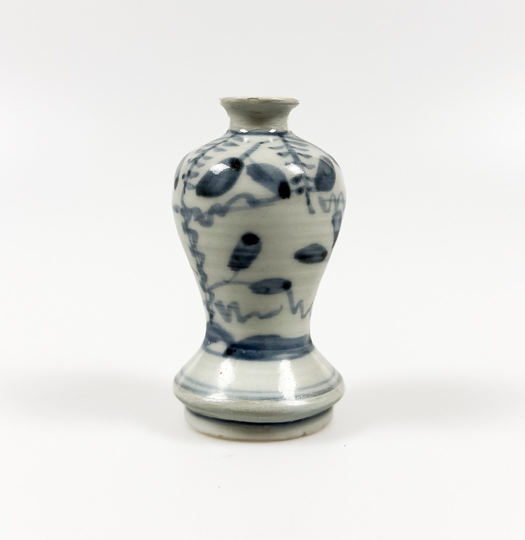 MINIATYRVAS / TÅRFLASKA, Porslin, Qingdynastin, Guangxu, Kina.