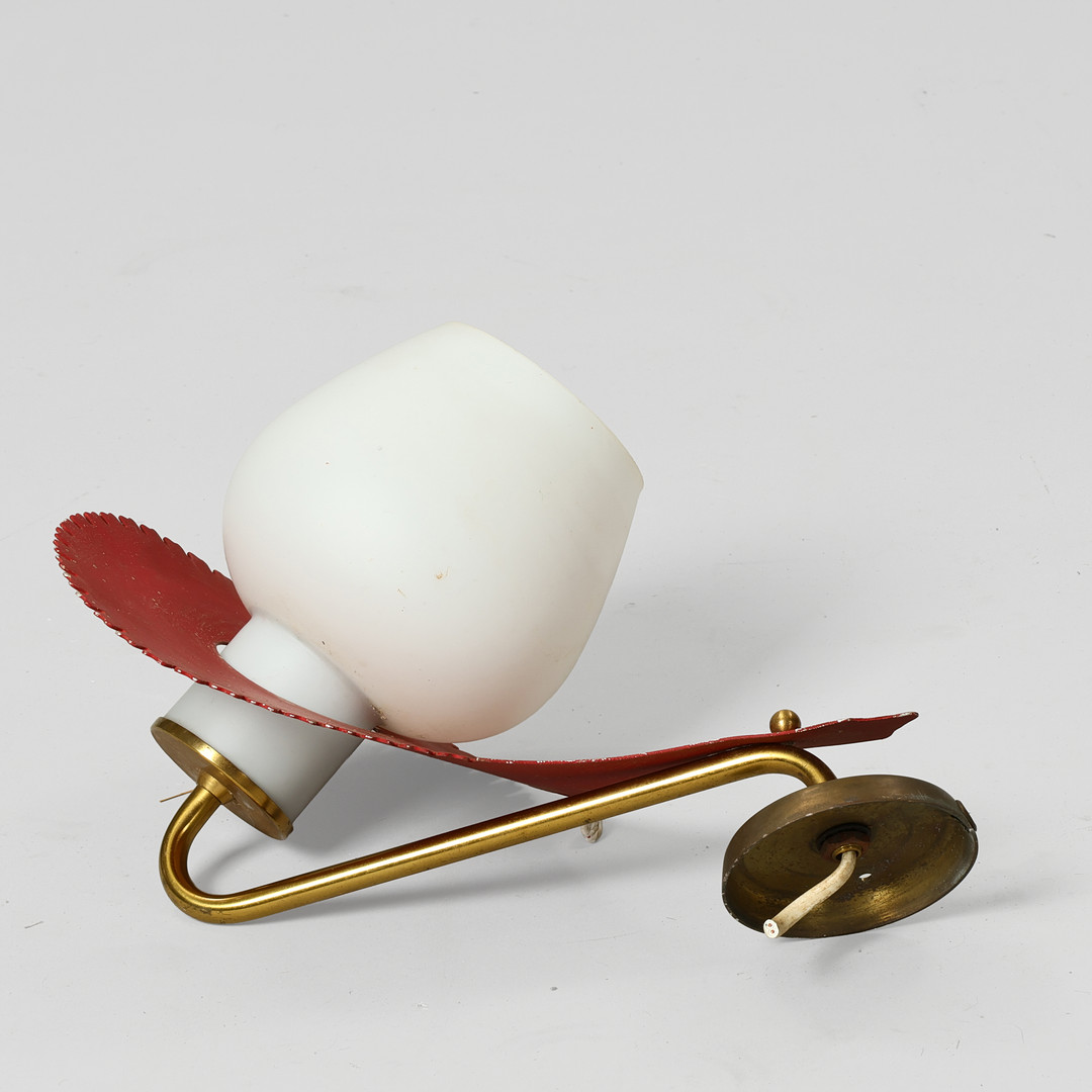 BENT KARLBY. TILSKREVET. Skulpturel væglampe af messing, rødlakeret metal og hvidt opalglas, LYFA, Danmark, 1950/60'erne.