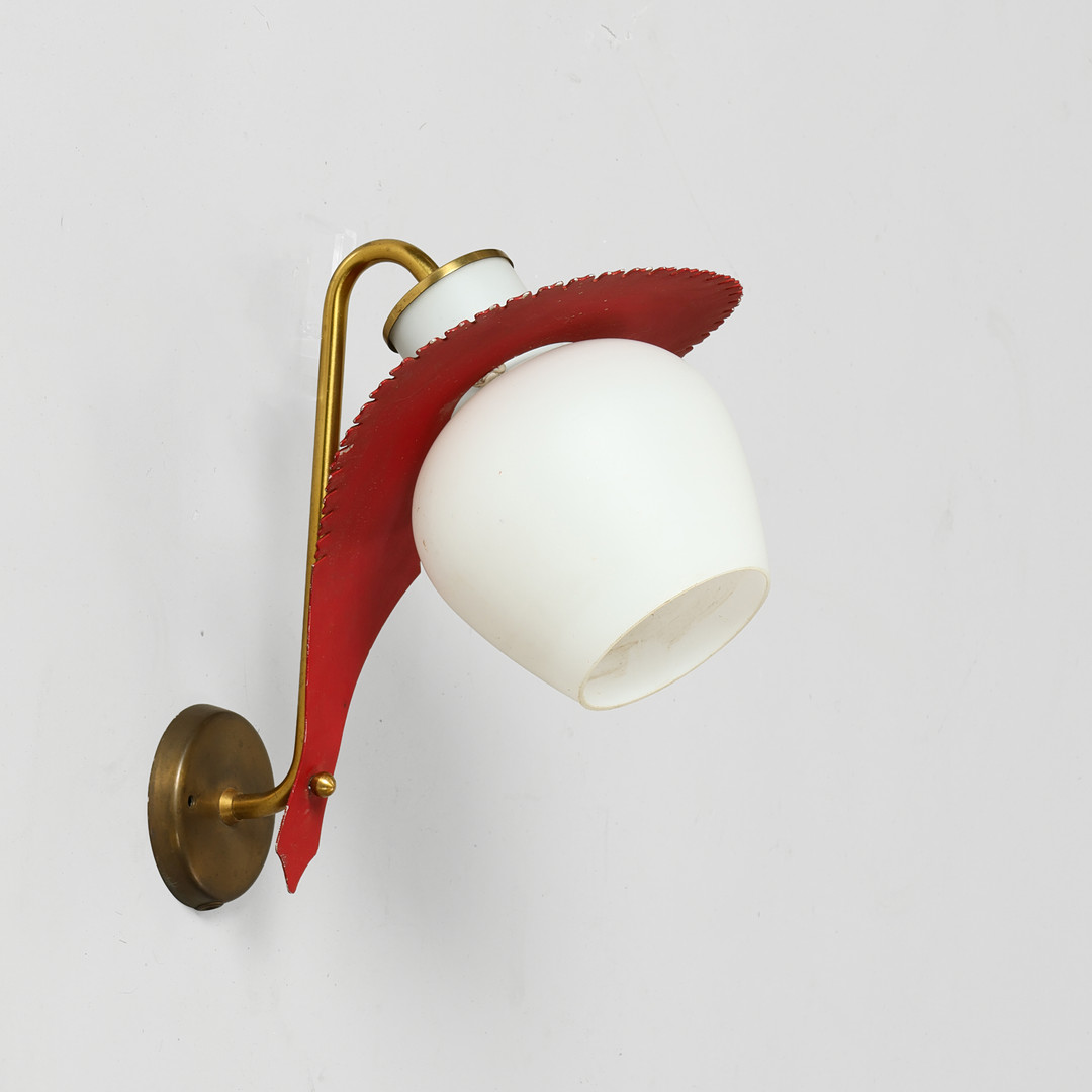 BENT KARLBY. TILSKREVET. Skulpturel væglampe af messing, rødlakeret metal og hvidt opalglas, LYFA, Danmark, 1950/60'erne.