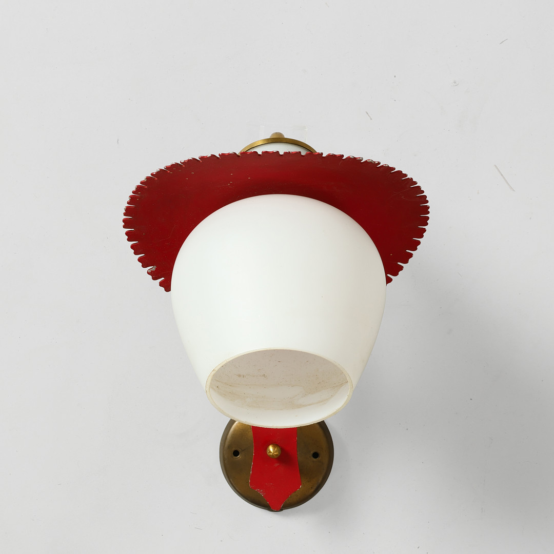 BENT KARLBY. TILSKREVET. Skulpturel væglampe af messing, rødlakeret metal og hvidt opalglas, LYFA, Danmark, 1950/60'erne.