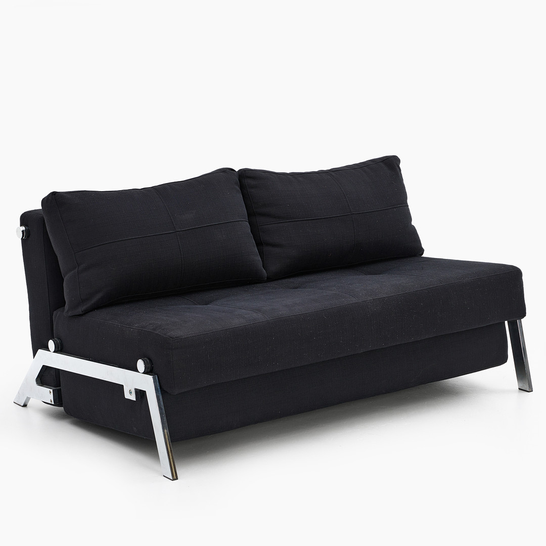 PER WEISS. "Cubed", bäddsoffa, 2-sits, Innovation Living, Dansk Design, kromade ben, svart textilklädsel.
