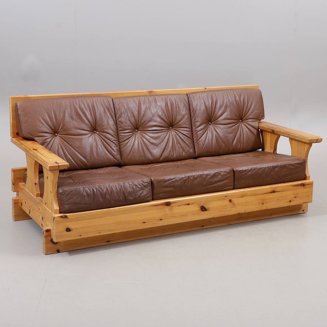 SOFFA, furu/skinn, "Natt och Dag", Stockholms Träinrednings AB (Trä-Inn), 1970-tal.