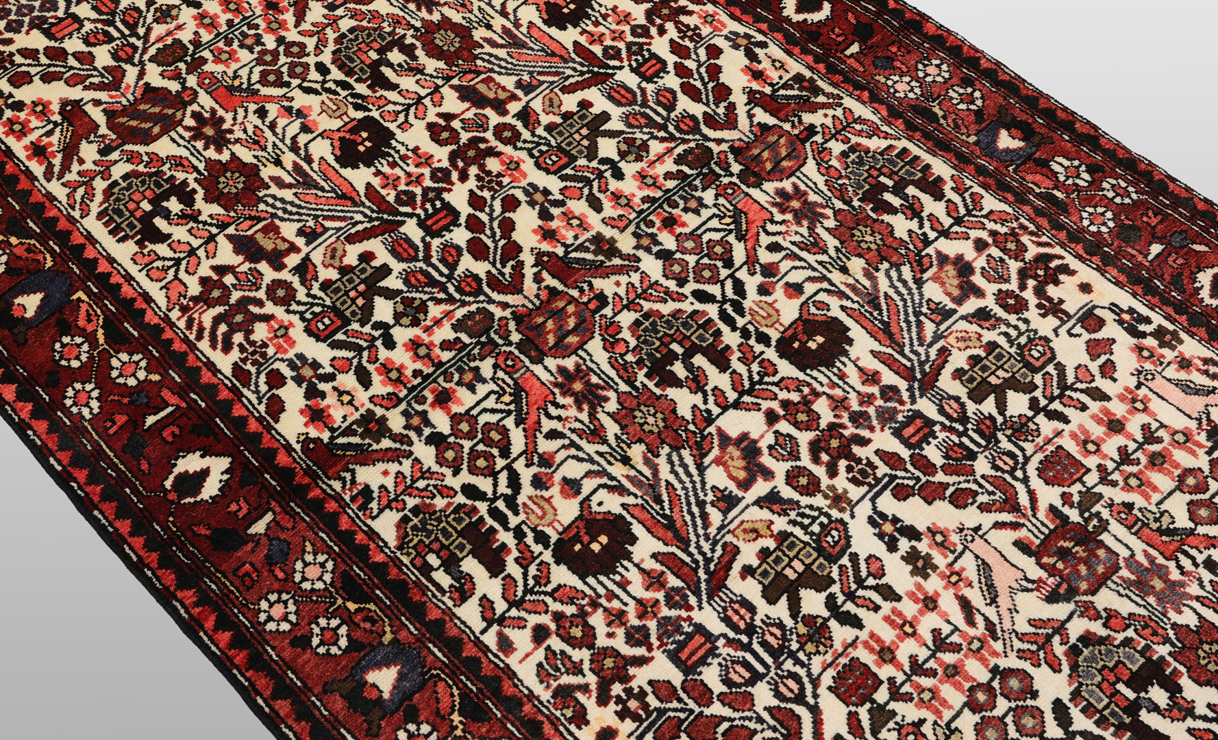 MATTA. Figural Hamadan gallerimodell, 343 x 115 cm.