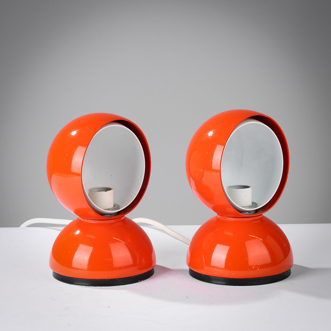 VICO MAGISTRETTI. Et par 'Eclisse/Eclipse' bordlamper med roterbare skærme, orangerødt og hvidlakeret metal, Artemide, Italien, formgivet i 1965, (2).