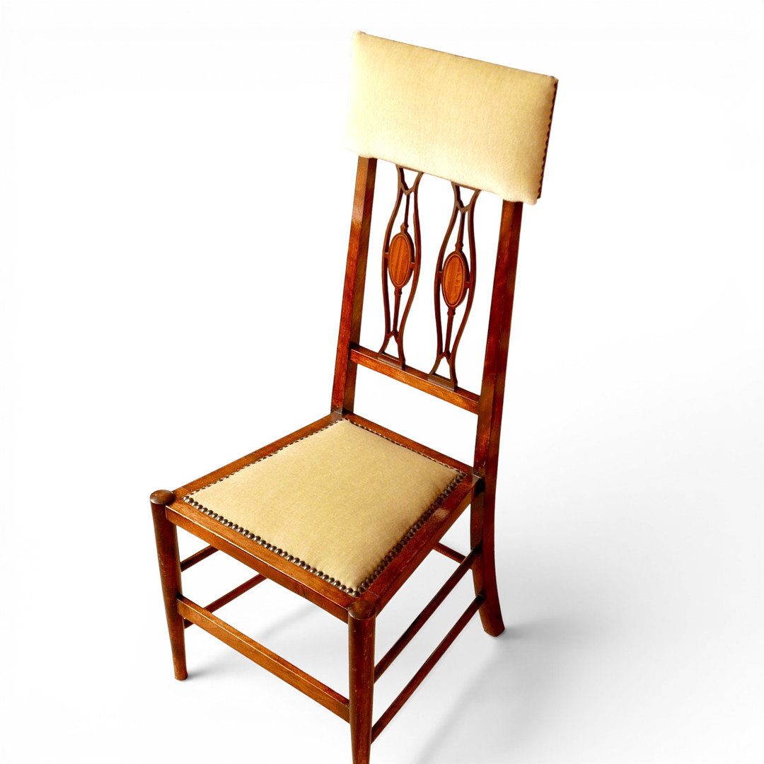 AN ART NOUVEAU BEECHWOOD SIDE CHAIR.