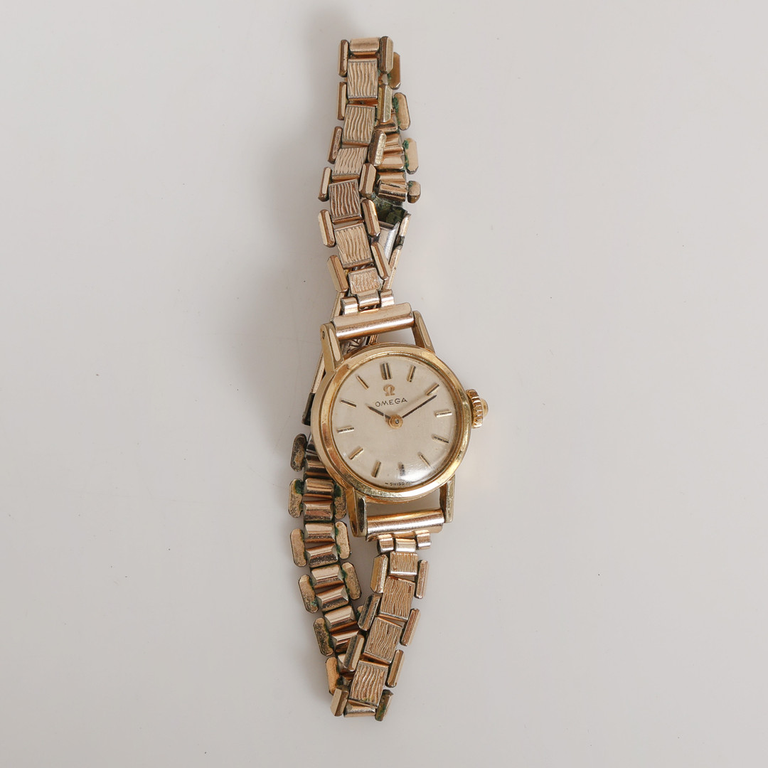 A LADIES OMEGA WRISTWATCH.
