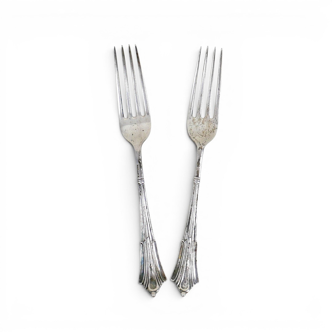 A PAIR OF EDWARD VII SILVER ALBANY PATTERN TABLE FORKS.
