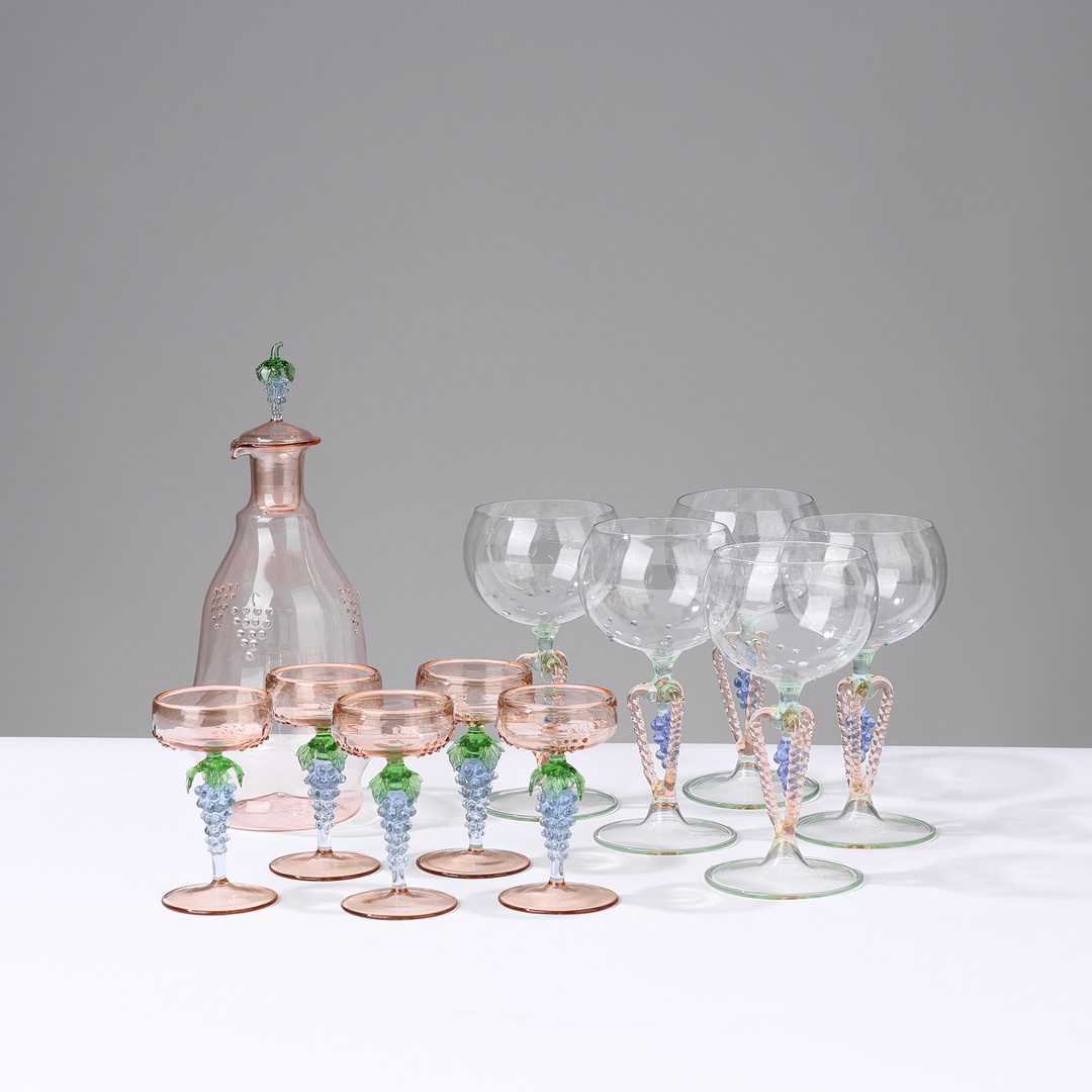 FRITZ LAMPL. Et sæt likør- og vinglas af farvet glas, Bimini Werkstätten, Østrig, 1920/30'erne, (11).
