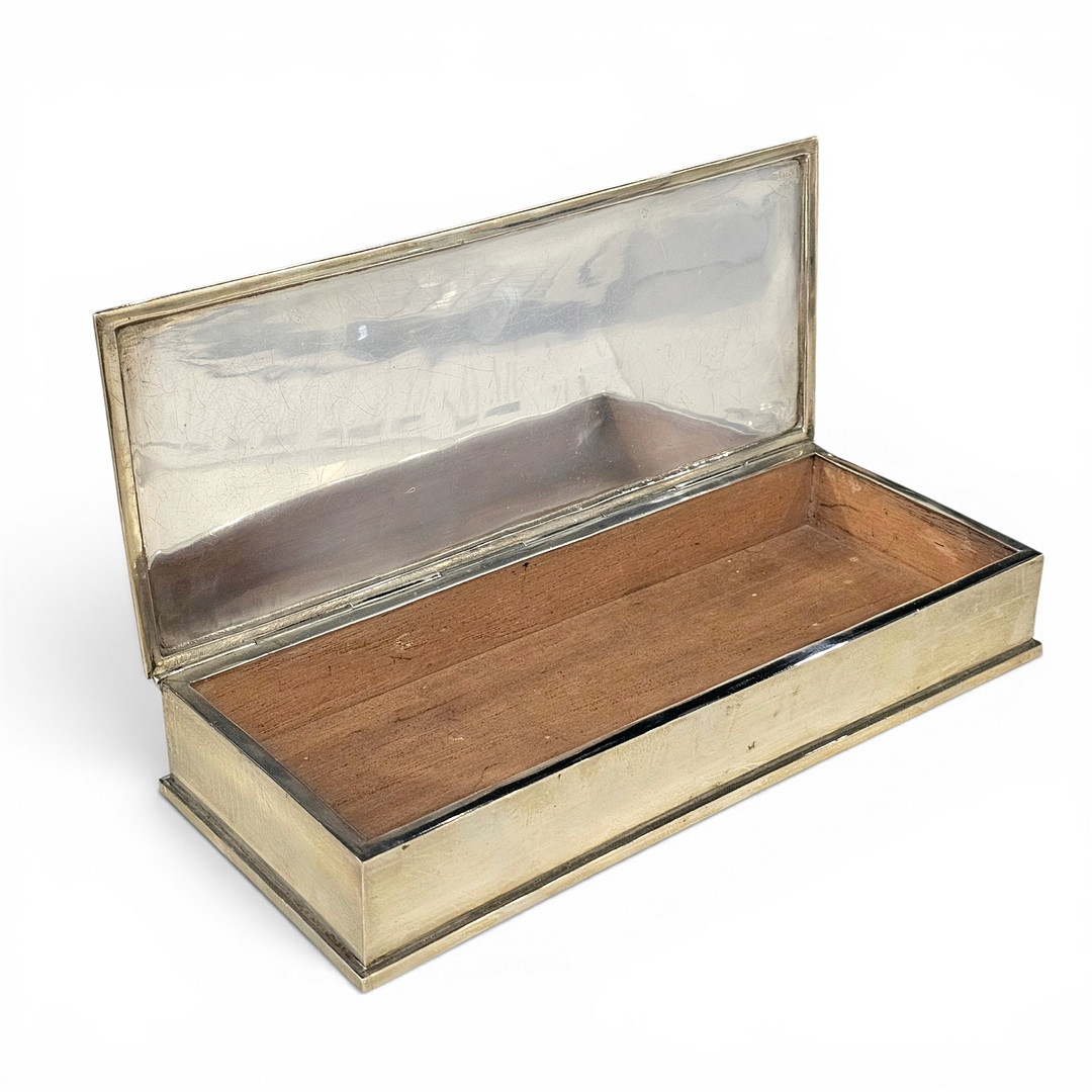 Caja tabaquera en plata punzonada.