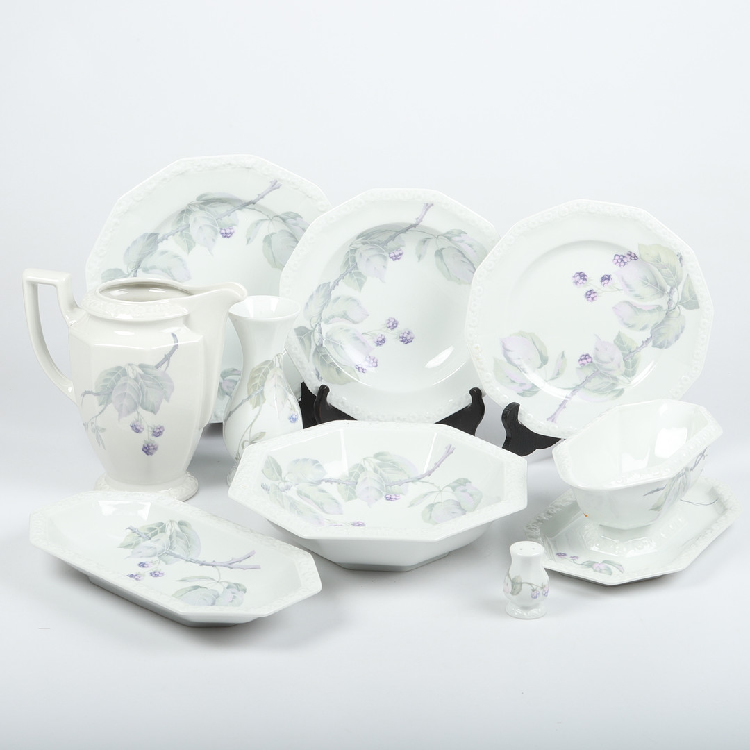 MATSERVIS, 45 delar, "Maria björnbär", porslin, Rosenthal, Tyskland.