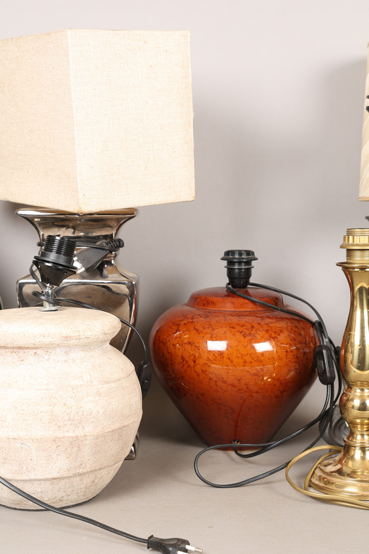 A SELECTION OF TABLE LAMPS (7).
