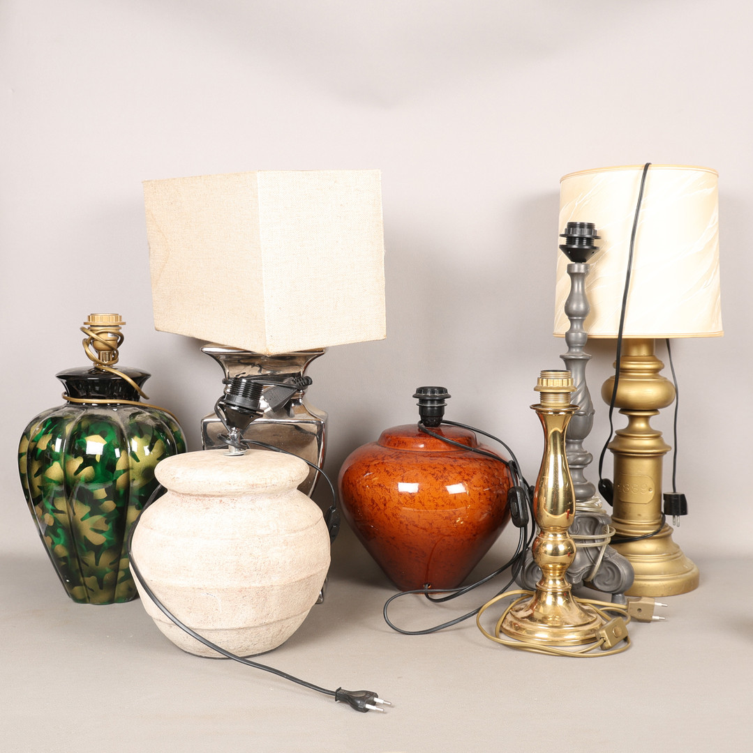 A SELECTION OF TABLE LAMPS (7).