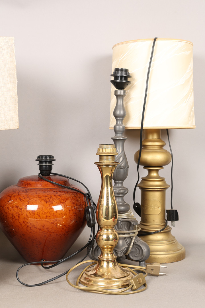 A SELECTION OF TABLE LAMPS (7).