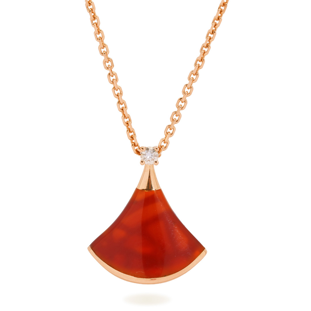BULGARI. “Divas’ Dream” halskæde af 18 kt. rosaguld prydet med brillantslebet diamant og karneol.