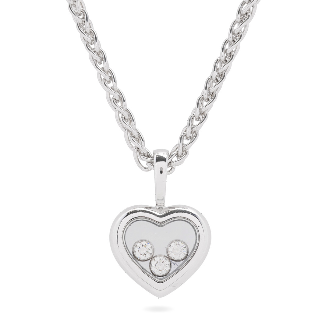CHOPARD. ‘Happy Diamonds Icons Heart’ vedhæng med tre diamanter med kæde af 18k hvidguld. (2).