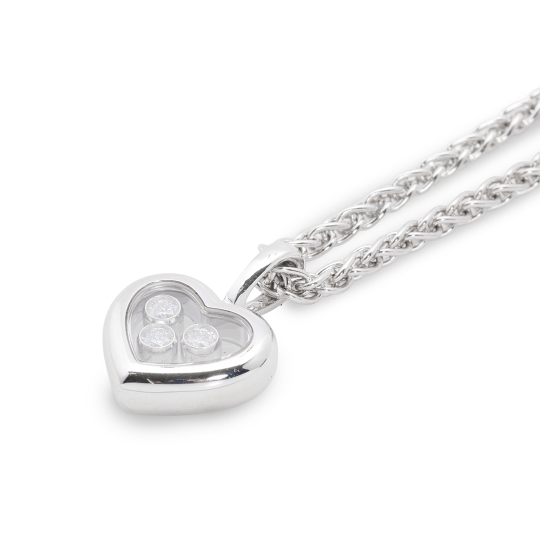 CHOPARD. ‘Happy Diamonds Icons Heart’ vedhæng med tre diamanter med kæde af 18k hvidguld. (2).