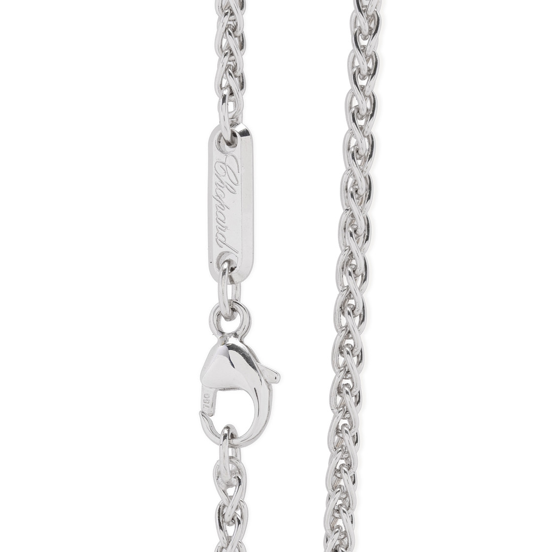 CHOPARD. ‘Happy Diamonds Icons Heart’ vedhæng med tre diamanter med kæde af 18k hvidguld. (2).