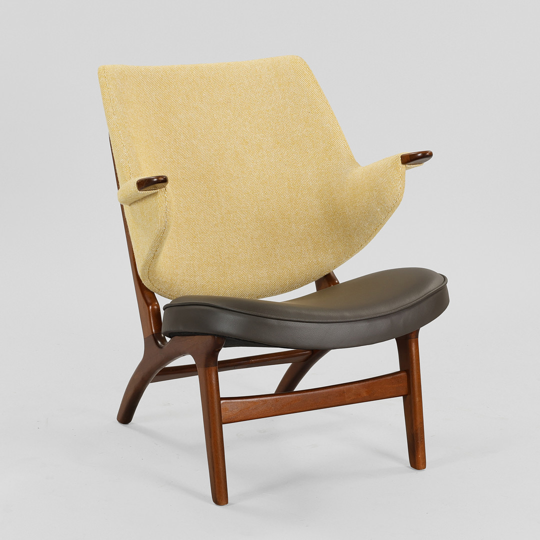 CARL EDWARD MATTHES. Lænestol med stel af bejdset bøg, sæde betrukket med gråt skind og ryg med gul uld, modelnr. 33, C.E. Matthes Furniture, Danmark, formgivet 1952.