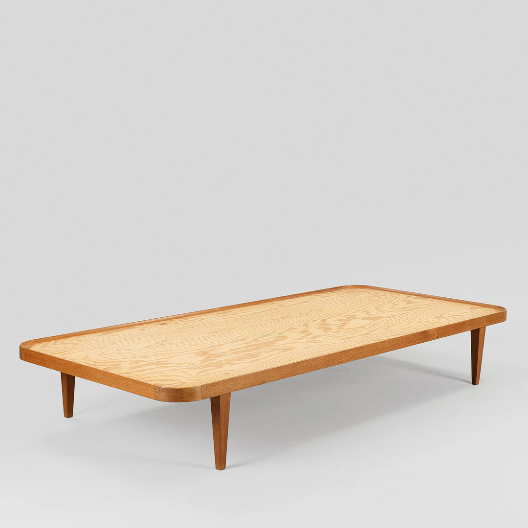 FRITS HENNINGSEN. Daybed af eg med tilspidsede ben, Danmark, 1960'erne.