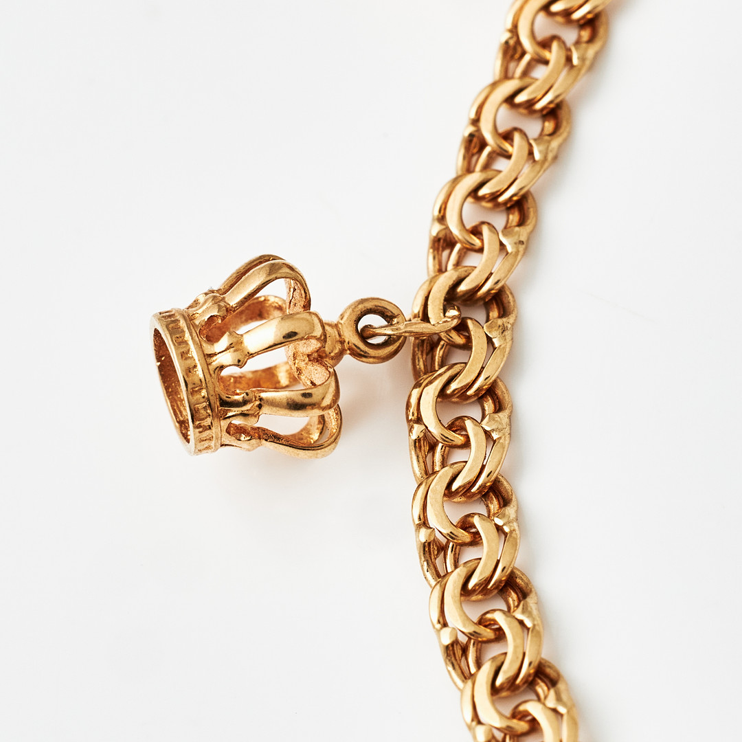 COLLIER, ARMBAND, ÖRHÄNGEN, 1 par, 18 k guld, Bismarck, dekor med berlocker i form av kungakronor.